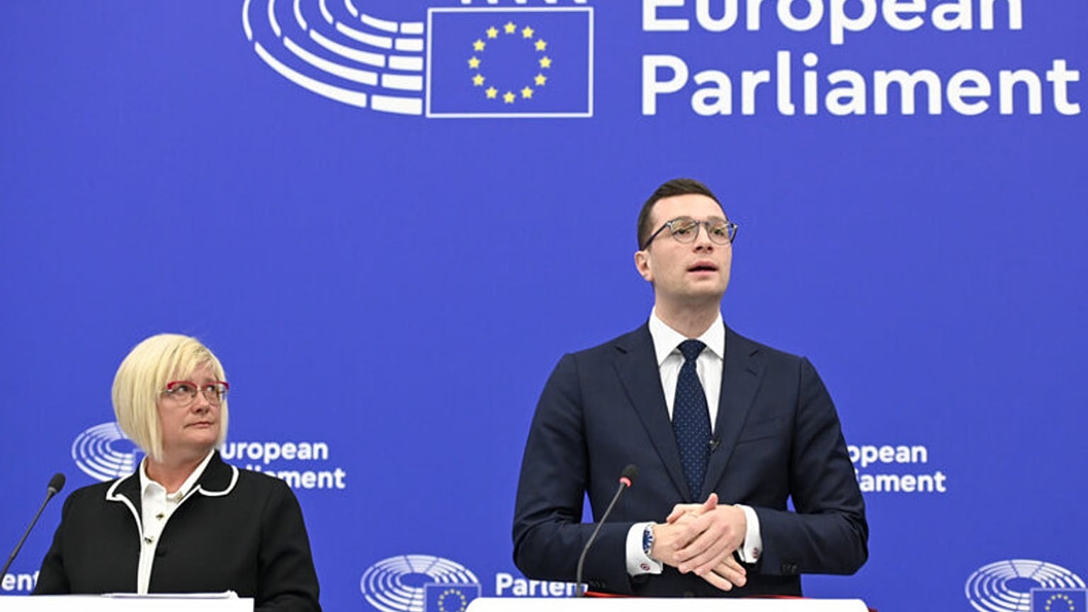 Jordan Bardella (Rassemblement National), presidente do grupo Patriotas pela Europa, durante uma conferência de imprensa com a vice-presidente Kinga Gál (Fidesz)