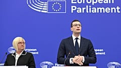 Jordan Bardella (Rassemblement National), Vorsitzender der Fraktion Patrioten für Europa, während einer Pressekonferenz mit der Vizepräsidentin Kinga Gál (Fidesz)