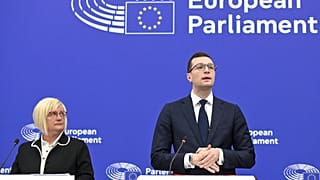 Jordan Bardella (Agrupación Nacional), presidente del grupo Patriotas por Europa, durante una rueda de prensa con la vicepresidenta Kinga Gál (Fidesz).