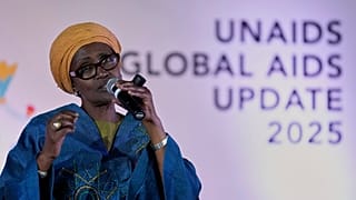 تتحدث ويني بيانيما، المديرة التنفيذية لبرنامج الأمم المتحدة المشترك لمكافحة الإيدز في مستشفى بيرثا جكسوا في جيرميستون، جنوب أفريقيا، الخميس 10 يوليو/تموز 2025.