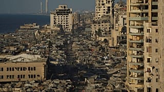 مخيم مؤقت للنازحين الفلسطينيين يمتد عبر منطقة بالقرب من ميناء مدينة غزة، يوم الاثنين 1 سبتمبر/أيلول 2025. 