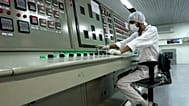 Un técnico trabaja en la Planta de Conversión de Uranio a las afueras de la ciudad de Isfahan, 3 de febrero de 2007
