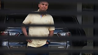 Jair Bolsonaro, atrás do portão de entrada da sua casa, onde está em prisão domiciliar, em Brasília, Brasil, quarta-feira, 3 de setembro de 2025