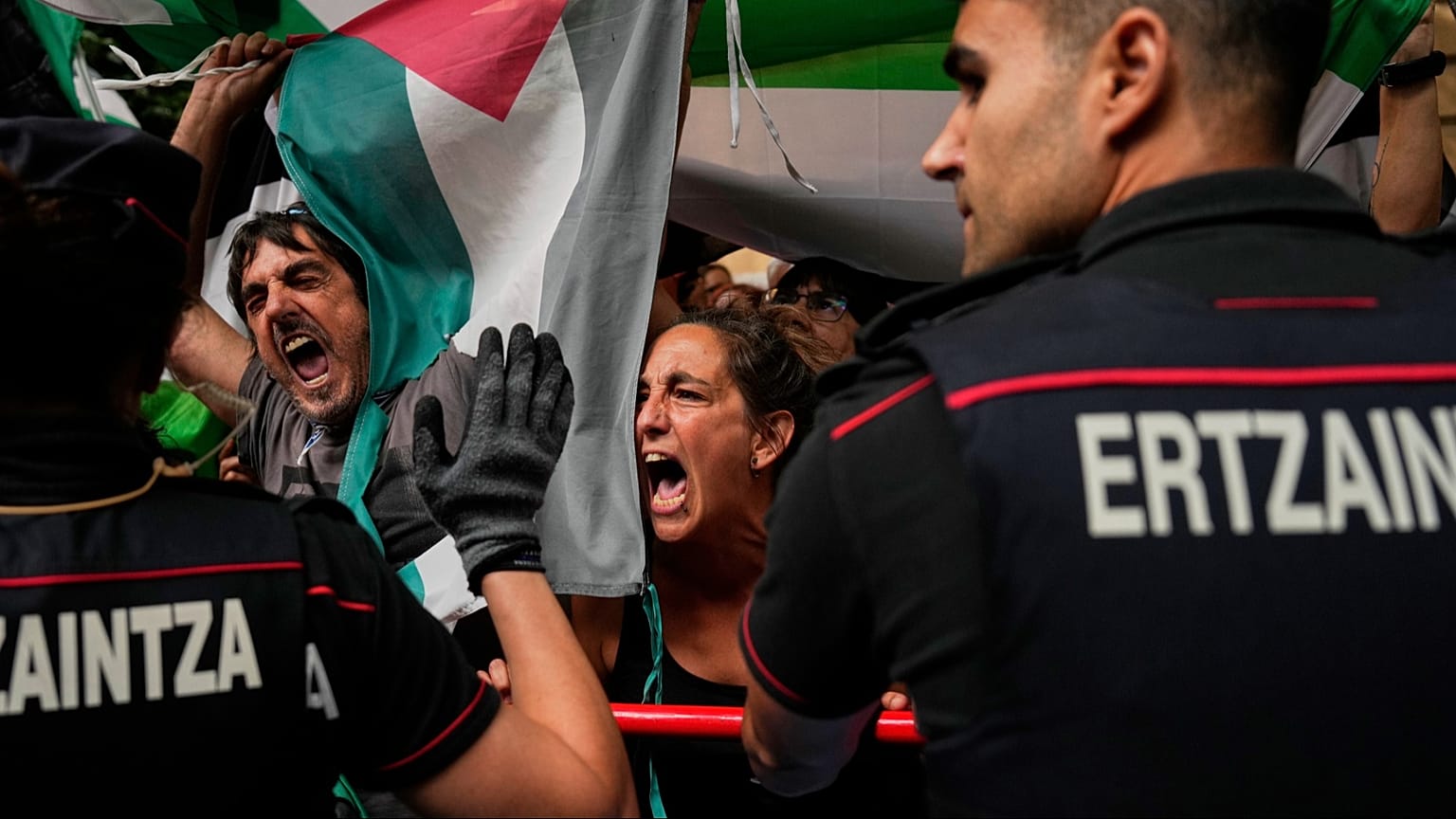 متظاهرون يرفعون الأعلام الفلسطينية خلال سباق "لا فويلتا" في إسبانيا، 3 سبتمبر 2025.