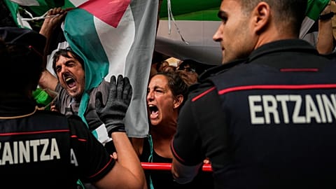 La gente sostiene banderas palestinas mientras intenta interrumpir la etapa de la carrera ciclista Vuelta a España, de Bilbao a Bilbao, España, el 3 de septiembre de 2025.