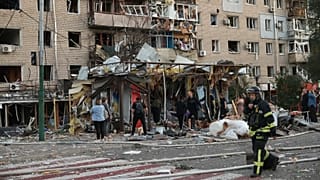 Des habitants regardent leur maison détruite après une frappe aérienne russe à Zaporijjia, en Ukraine, le 30 août 2025
