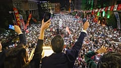 CHP Genel Başkanı Özgür Özel, Beyoğlu'nda halka seslenirken, 26 Ağustos 2025