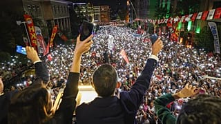 CHP Genel Başkanı Özgür Özel, Beyoğlu'nda halka seslenirken, 26 Ağustos 2025