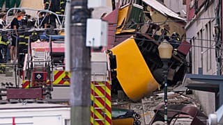Equipas de emergência trabalham no local do descarrilamento de um elétrico em Lisboa, Portugal, quarta-feira, 3 de setembro de 2025