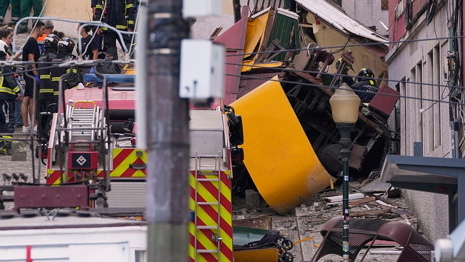 Des équipes d'urgence travaillent sur le site d'un funiculaire déraillé à Lisbonne, au Portugal, le mercredi 3 septembre 2025.