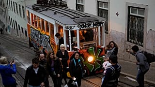 W Lizbonie doszło do tragicznego wypadku kolejki Gloria. Co najmniej 15 osób zginęło, a 20 zostało rannych.