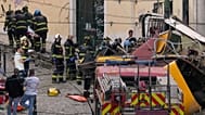 Διασώστες επιχειρούν στον τόπο του δυστυχήματος