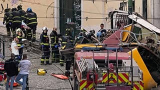 Διασώστες επιχειρούν στον τόπο του δυστυχήματος