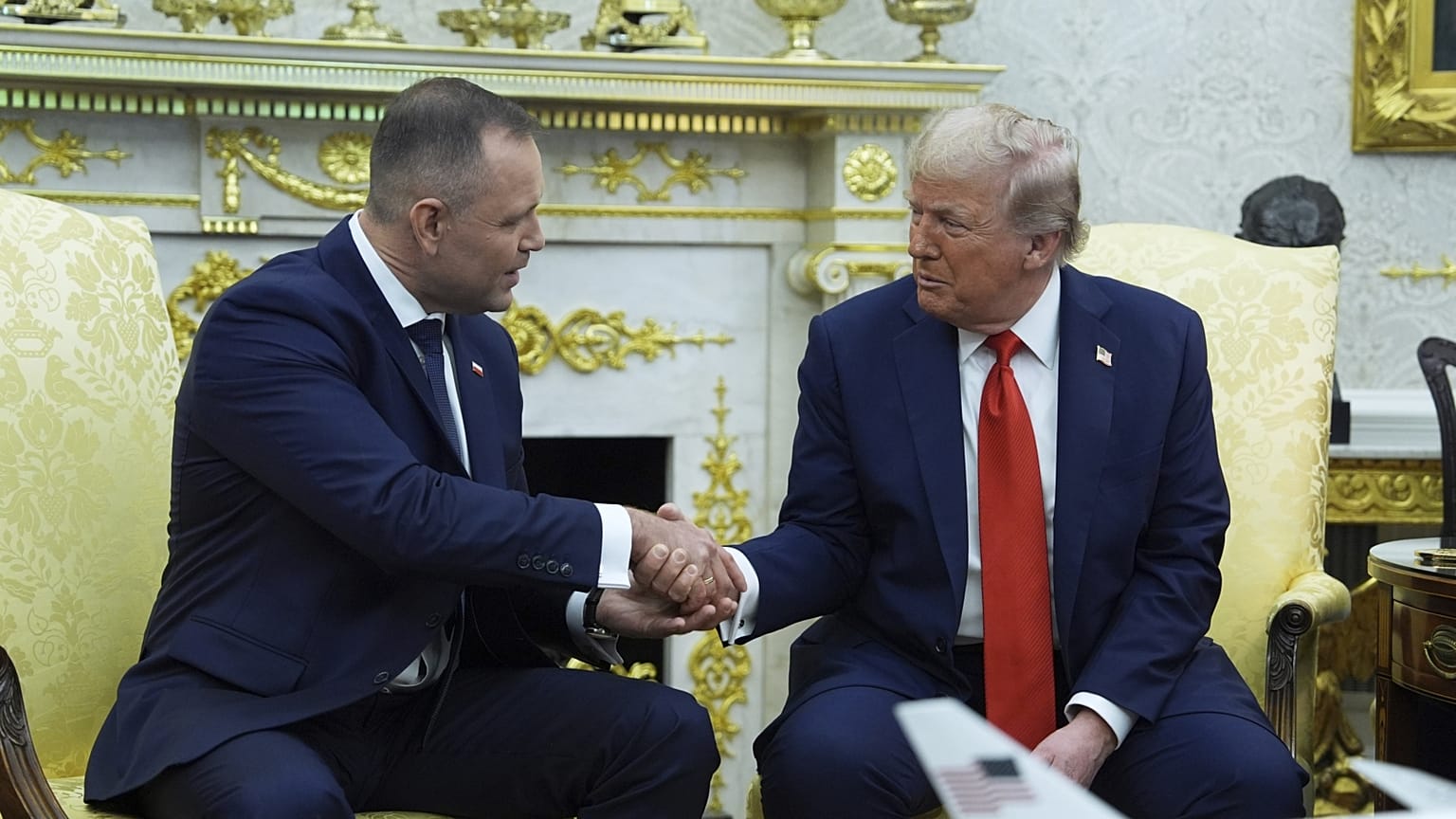 Donald Trump és Karol Nawrocki kezet ráz az Ovális Irodában