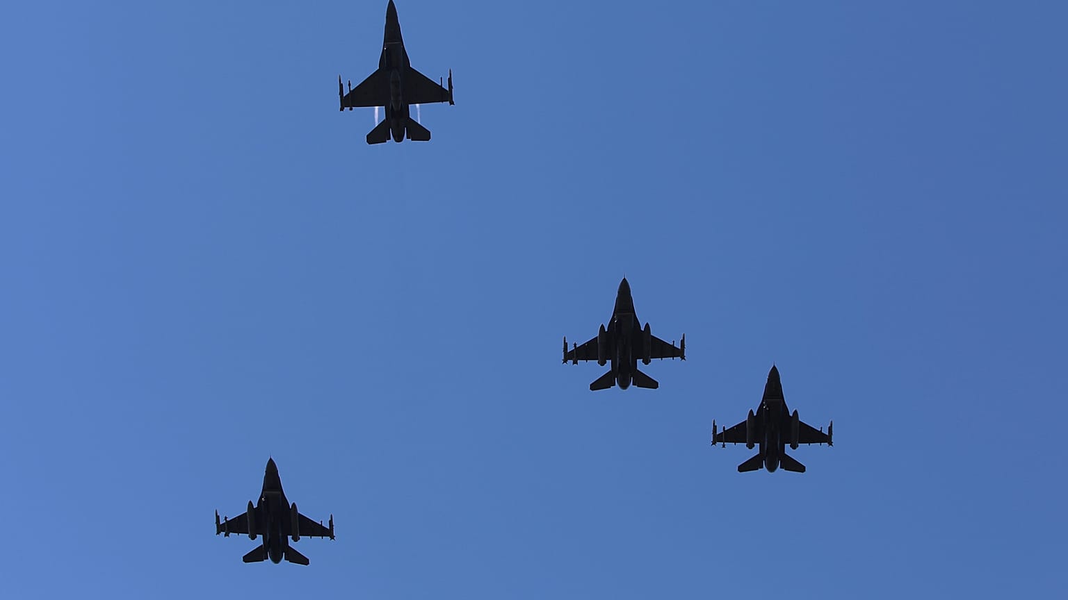 تحلق طائرة عسكرية فوق ناشيونال مول متجهة إلى البيت الأبيض في واشنطن، في الوقت الذي يلتقي فيه الرئيس دونالد ترامب بالرئيس البولندي كارول ناوروكي، الأربعاء 3 سبتمبر 2025.