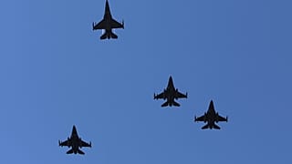 تحلق طائرة عسكرية فوق ناشيونال مول متجهة إلى البيت الأبيض في واشنطن، في الوقت الذي يلتقي فيه الرئيس دونالد ترامب بالرئيس البولندي كارول ناوروكي، الأربعاء 3 سبتمبر 2025.