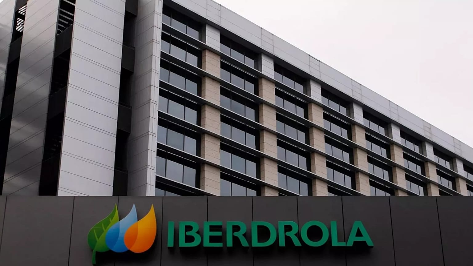 El exterior de la sede de la compañía energética española Iberdrola, en Madrid, España, el 29 de diciembre de 2012.