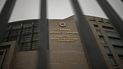 İstanbul'un Şişli ilçesinde bulunan Çağlayan Adliye Sarayı'nın parmaklar ardından bir görünümü, 1 Mart 2023