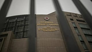 İstanbul'un Şişli ilçesinde bulunan Çağlayan Adliye Sarayı'nın parmaklar ardından bir görünümü, 1 Mart 2023