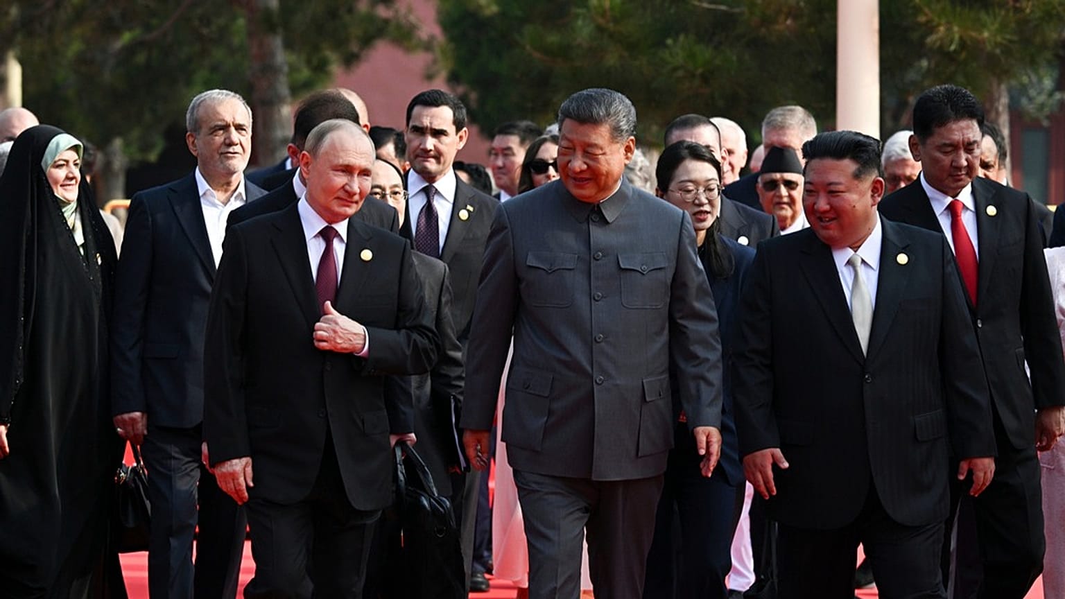 Putin, Xi Jinping i przywódca Korei Północnej Kim Dzong Un na paradzie wojskowej z okazji 80. rocznicy kapitulacji Japonii podczas II wojny światowej w Pekinie.