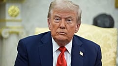 Il presidente Donald Trump durante un incontro con il presidente polacco Karol Nawrocki nello Studio Ovale della Casa Bianca. 3 settembre 2025