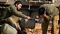 جنود من الجيش الإسرائيلي يغسلون وجوههم في منطقة تجمّع قرب حدود إسرائيل مع غزة، الثلاثاء 13 كانون الثاني/يناير 2009. 
