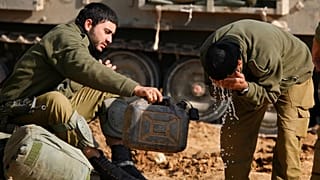 جنود من الجيش الإسرائيلي يغسلون وجوههم في منطقة تجمّع قرب حدود إسرائيل مع غزة، الثلاثاء 13 كانون الثاني/يناير 2009. 