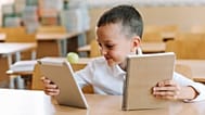 Niño con un cuaderno y un tablet