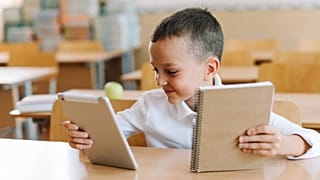 Niño con un cuaderno y un tablet