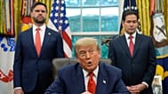 Trump habla en una reunión en el Despacho Oval, mientras el vicepresidente J.D. Vance y el secretario de Estado Marco Rubio escuchan, Washington, viernes 27 de junio de 2025.