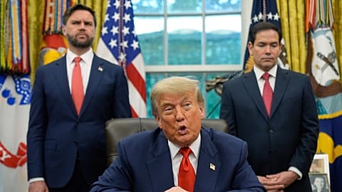 Trump beszél a Kongói külügyminiszterrel az Ovális Irodában, miközben JD Vance alelnök és Marco Rubio külügyminiszter hallgatják, Washington, 2025. június 27-én, pénteken