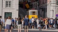 La gente si riunisce dove l'ascensore Glória è deragliato