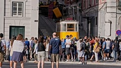 Menschen versammeln sich dort, wo die Glória-Standseilbahn entgleist ist