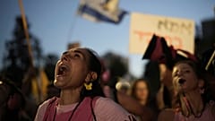 Menschen protestieren in Jerusalem und fordern die sofortige Freilassung aller von der Hamas gehaltenen Geiseln sowie ein Ende des Krieges im Gazastreifen, 03.09.2025.