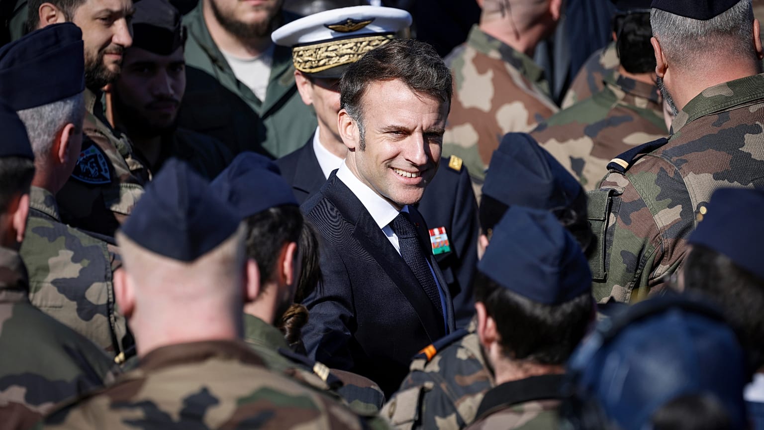 Emmanuel Macron visita la base aerea di Luxeuil-Saint-Sauveur a Saint-Sauveur, nel nord-est della Francia, il 18 marzo 2025. 