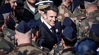 Emmanuel Macron visite la base aérienne de Luxeuil-Saint-Sauveur, à Saint-Sauveur, dans le nord-est de la France, le 18 mars 2025. 