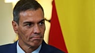 El presidente del Gobierno español, Pedro Sánchez, observa durante una reunión con el primer ministro británico, Keir Starmer, en el número 10 de Downing Street, Londres, el m