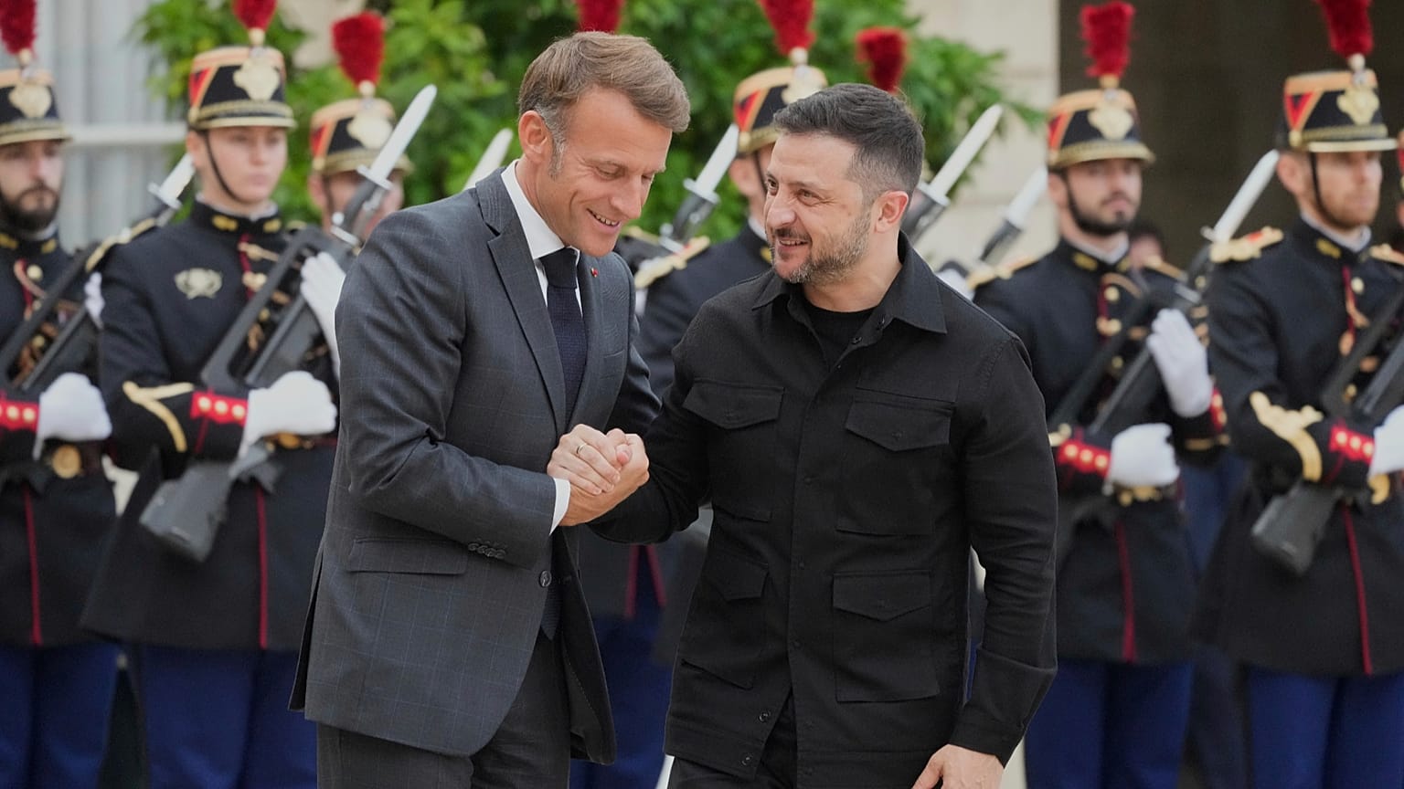 El presidente francés, Emmanuel Macron, saluda al presidente de Ucrania, Volodímir Zelenski, en el Palacio del Elíseo de París, Francia, el 3 de septiembre de 2025.