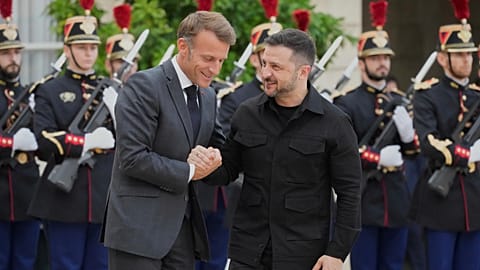 Emmanuel Macron francia elnök (balra) üdvözli Volodimir Zelenszkij ukrán elnököt találkozójuk előtt az Elysée-palotában, Párizsban, 2025. szeptember 3-án