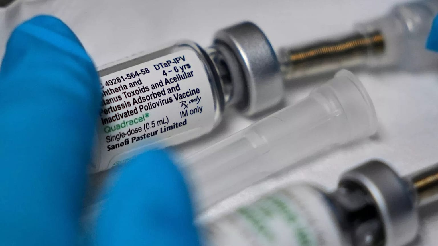 Szczepionka zawierająca dawkę przeciwko polio jest przygotowywana dla dziecka w klinice szczepień Dallas County Health and Human Services, 4 kwietnia 2025 r.