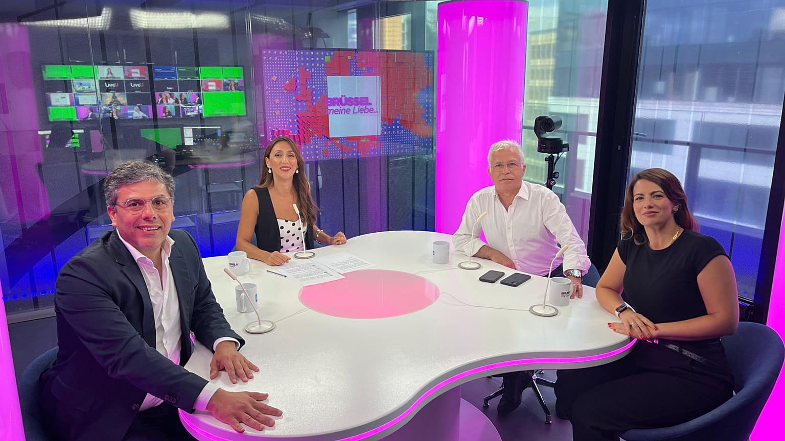 Mariana Corrêa com João Francisco Guerreiro, correspondente da TSF, Susana Frexes, correspondente da SIC e Paulo Dentinho , correspondente da RTP 