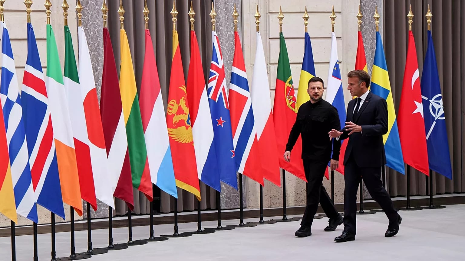 Der ukrainische Präsident Volodymyr Zelenskyy und der französische Präsident Emmanuel Macron treffen zu einem Ukraine-Gipfel in Paris ein, 4. September 2025.
