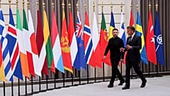Der ukrainische Präsident Volodymyr Zelenskyy und der französische Präsident Emmanuel Macron treffen zu einem Ukraine-Gipfel in Paris ein, 4. September 2025.