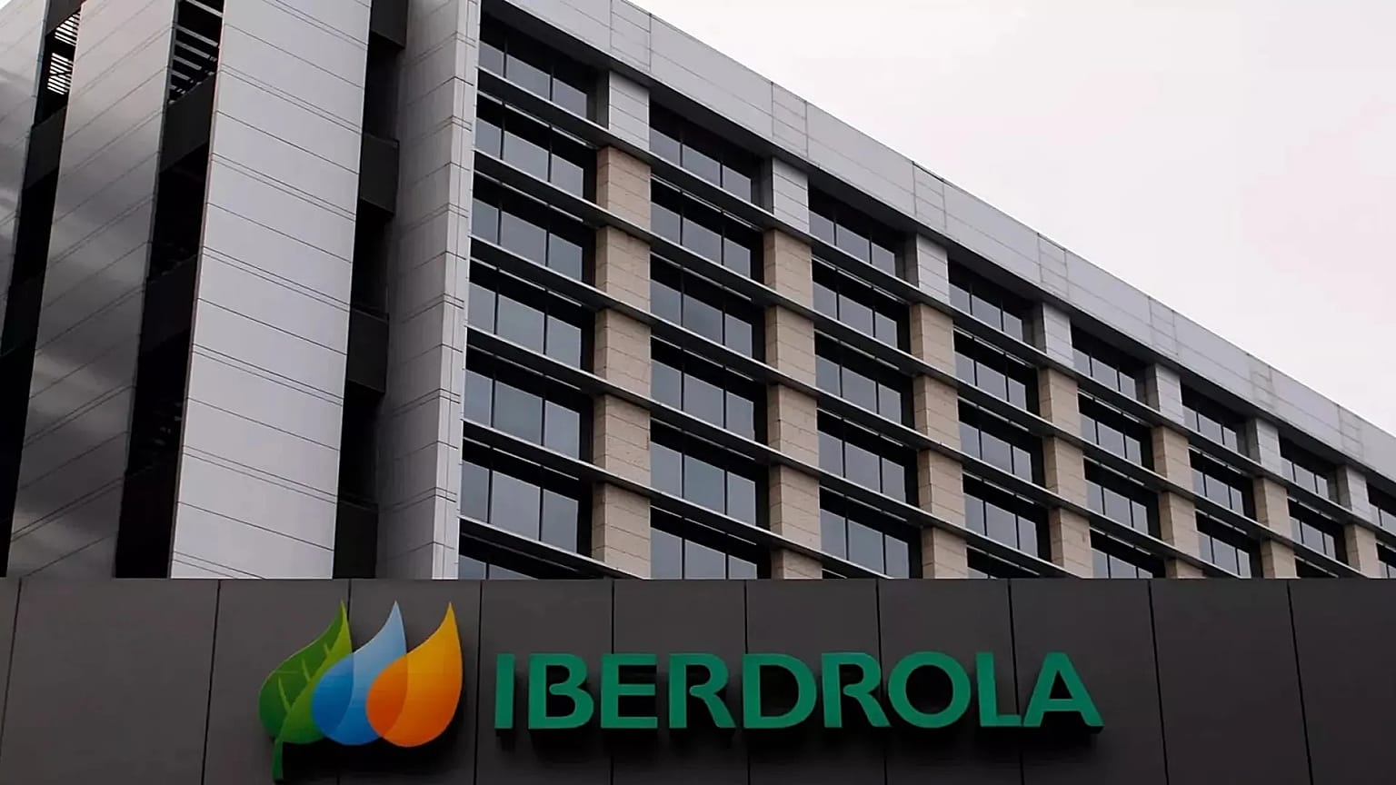 İspanya’nın başkenti Madrid'teki, İspanyol enerji şirketi Iberdrola’nın genel merkez binası / 29 Aralık 2012