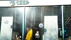 A customer and an employee in a Sberbank branch in Moscow, 2 March, 2022