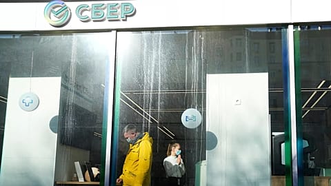 A customer and an employee in a Sberbank branch in Moscow, 2 March, 2022