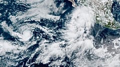 صورة أقمار صناعية من **NOAA** تُظهر العاصفة "لورينا" قرب ساحل المكسيك والإعصار "كيكو" في المحيط الهادئ.