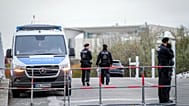 ARŞİV - 11 Ekim 2024’te Berlin’de hükümet bölgesi ve Federal Şansölyelik binasının girişi polisler tarafından güvenlik altına alındı.