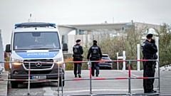 ARŞİV - 11 Ekim 2024’te Berlin’de hükümet bölgesi ve Federal Şansölyelik binasının girişi polisler tarafından güvenlik altına alındı.