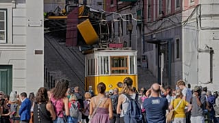 Les gens regardent un tramway touristique qui a déraillé et s'est écrasé à Lisbonne, Portugal, le jeudi 4 septembre 2025.